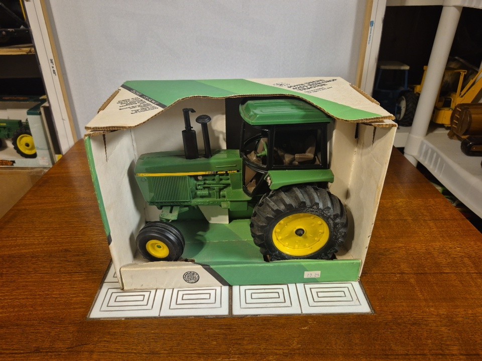 1/16 Scale Ertl John Deere 4255 Row Crop Tractor Toy