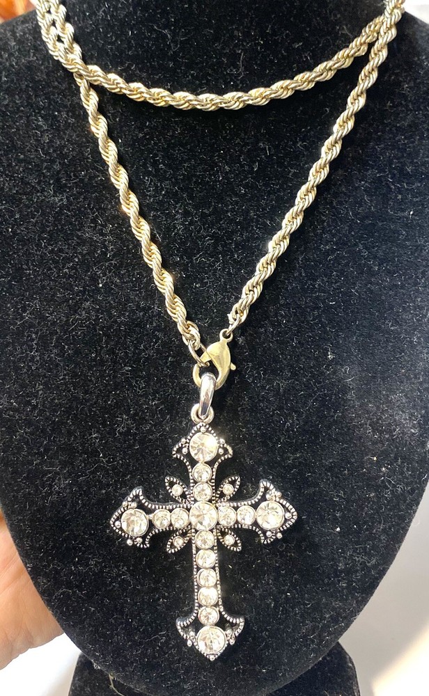 11.359 Vintage Luxury Silver Tone Cross Chain Crystals