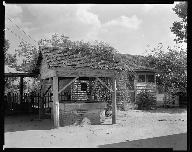 Photo:Washington Georgia E.B. Cade-Saunders House 1940s Well House