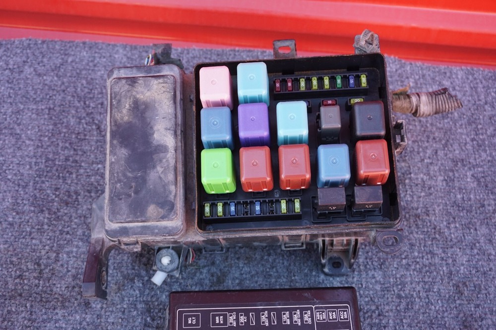 1998-2002 LEXUS LX470 LAND CRUISER FRONT UNDER HOOD FUSE BOX RELAY JUNCTION