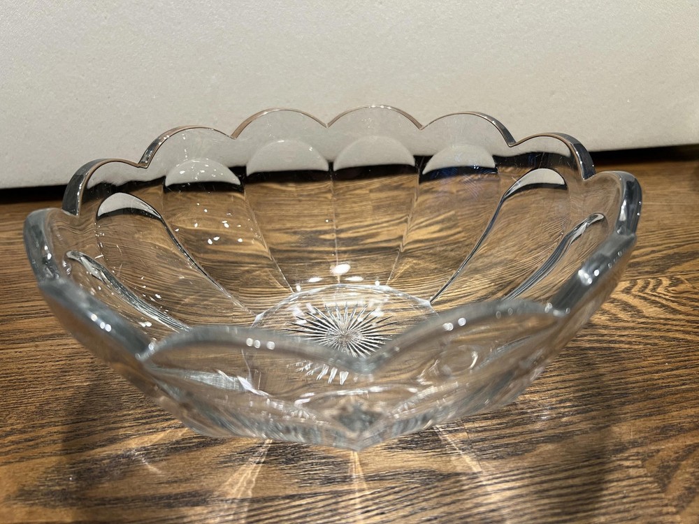 Heisey Medium serving bowl with scalloped rim