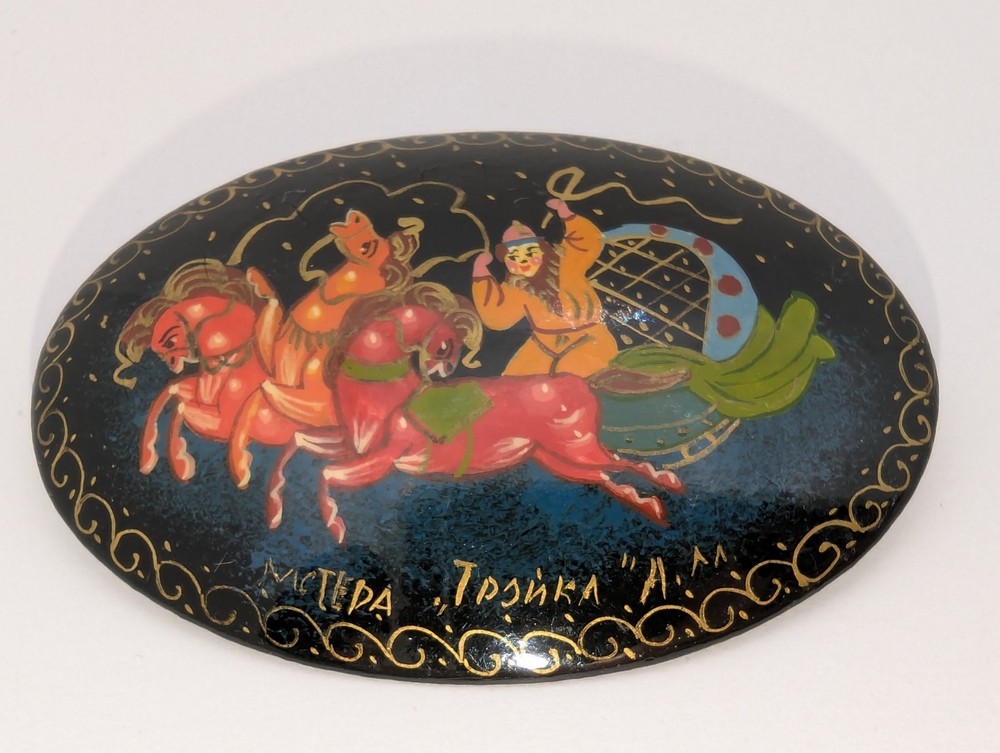 Vintage Russian lacquer BROOCH / PIN Troika Scene. Signed Mstera 2.2 Inches Long