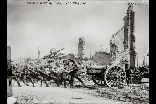 Pulling British gun into position,artillery,military,soldiers,Bain News Service