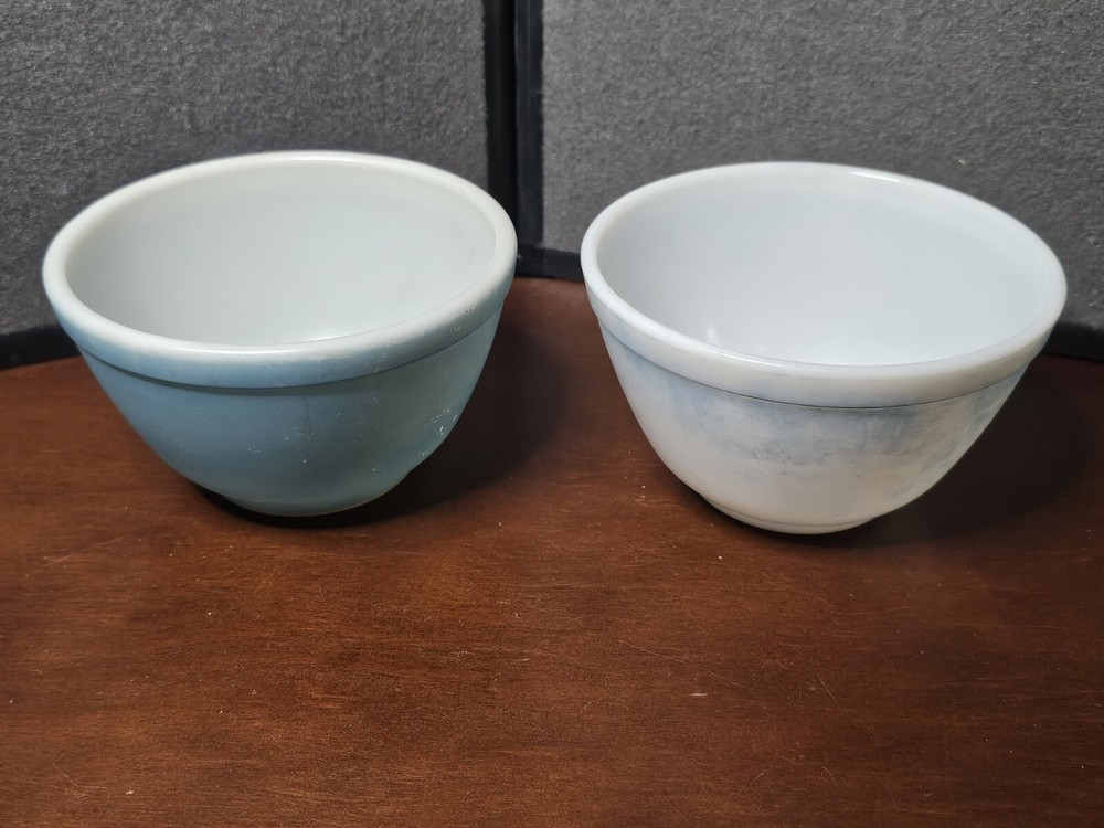 2)Vintage Pyrex 401 1 1/2 Pint Mixing Bowls