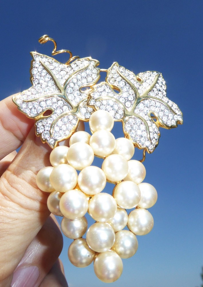 Vintage Swarovski SAL Gold Tone & Crystal Large Grapes hanging Faux Pearl BROOCH