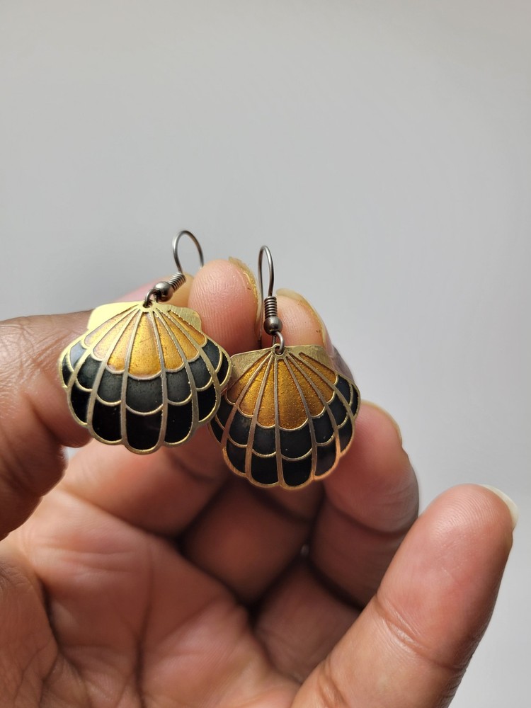 Vintage Black Enamel Gold Tone Scallop Shell Dangle Earrings French Hook Costume