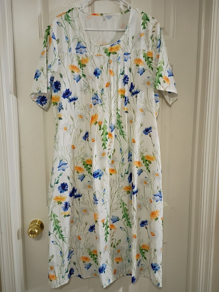 White & Floral Women's Mumu With Pockets.  New W/O Tags.  Lize L