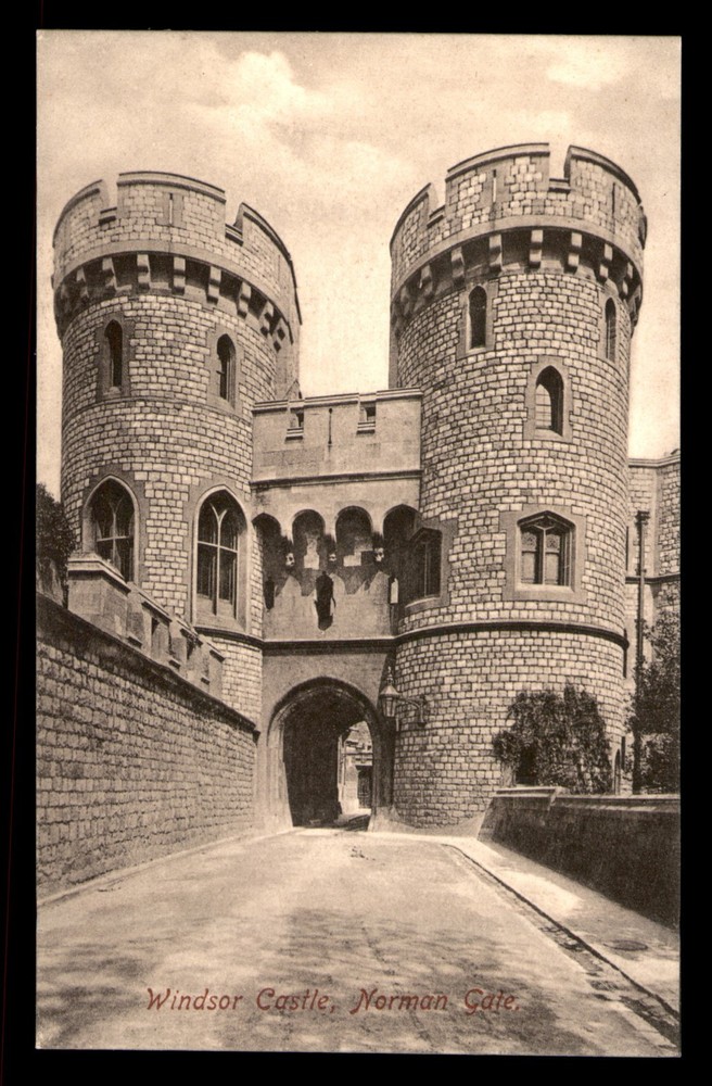 Windsor Castle Norman Gate Berkshire England Royal Family Postcard UNP Divided