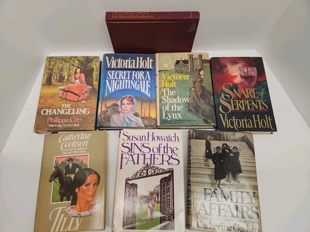 Lot of 8 Total Vintage Hardcover 5 Victoria Holt Gothic Romance And 3 Other