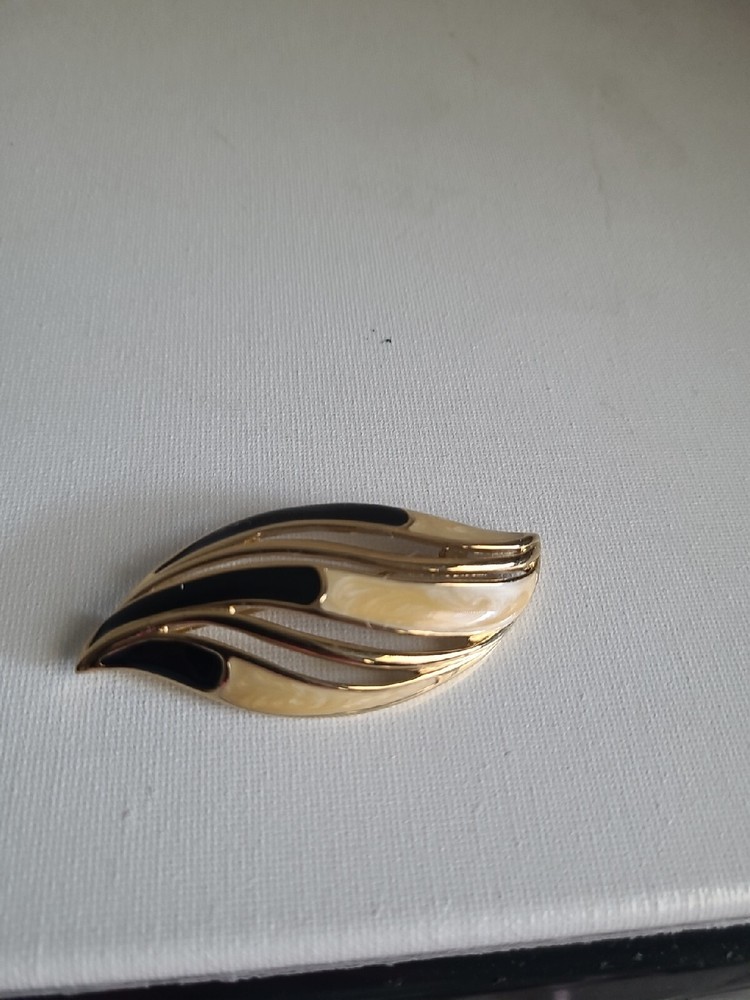 Vintage Signed TRIFARI Black Cream Enamel LEAF  Pin BROOCH Goldtone