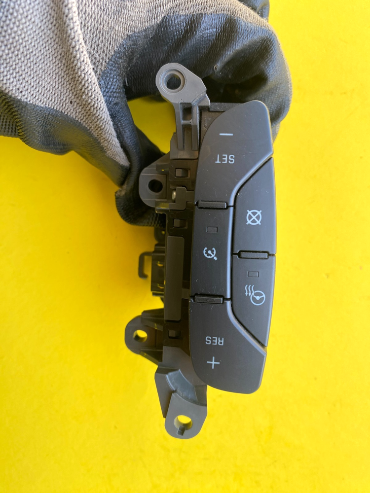 2008-2017 BUICK ENCLAVE STEERING WHEEL CRUISE CONTROL SWITCH OEM 15824113