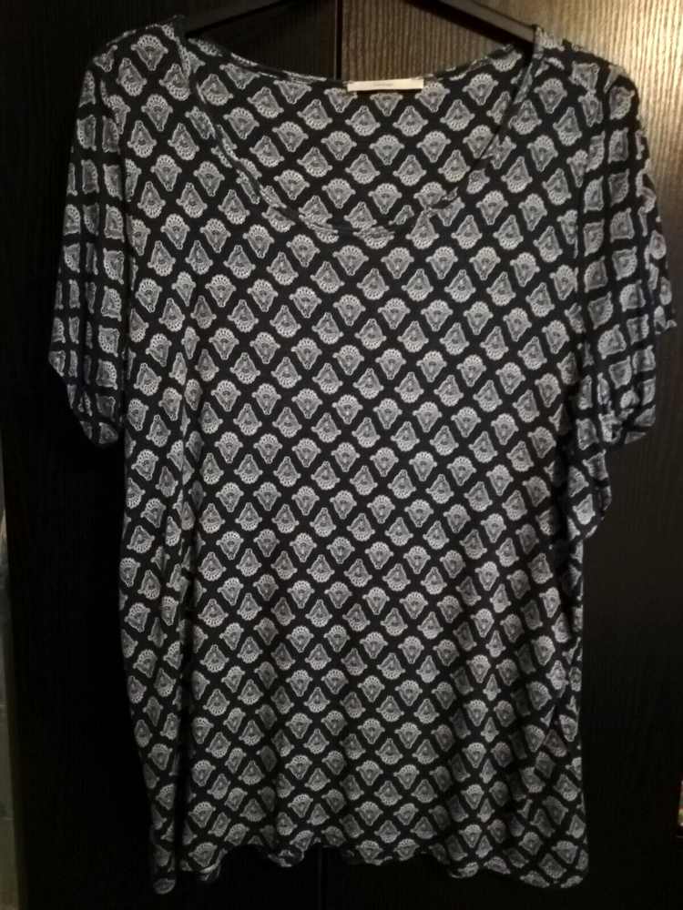 BLUE & WHITE PATTERNED SHORT SLEEVE STRETCHY TOP SIZE 24