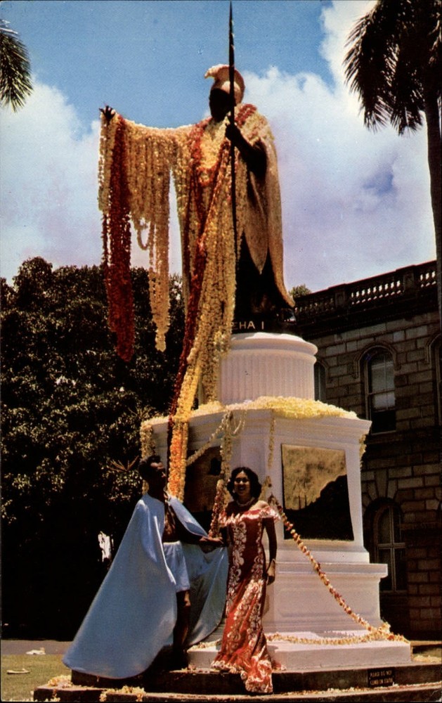 Honolulu Hawaii King Kamehameha statue native dress unused vintage postcard