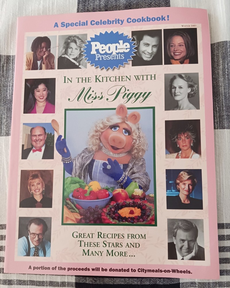 People Presents In The Kitchen With Miss Piggy Cook Book 1996 Vintage Muppets