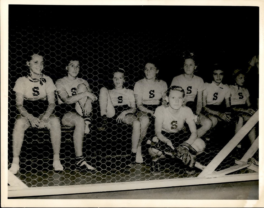 GA108 Original Underwood Photo WOMENS SOFTBALL TEAM Dugout Madison Square Garden