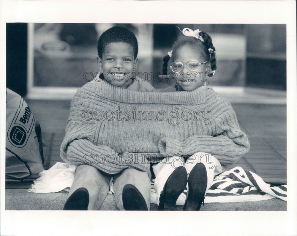 Press Photo Cute African American Brother & Sister Share a Big Sweater