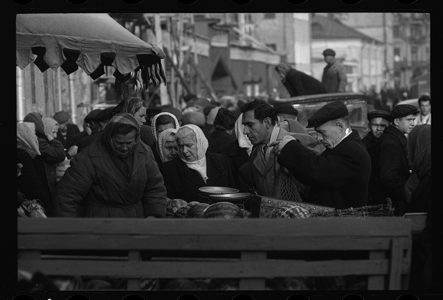 Photo:Moscow Russia 1900s Market Scene Crowd Shoppers Street Vendor
