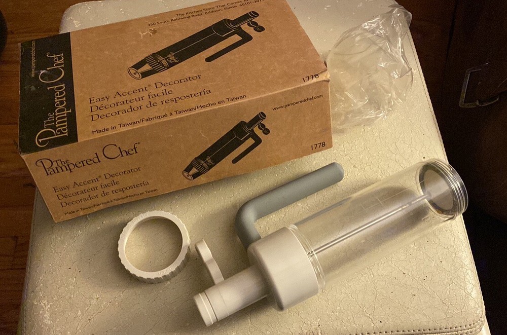 Pampered Chef Easy Accent Decorator 1778 with Icing Kit and Recipe Book