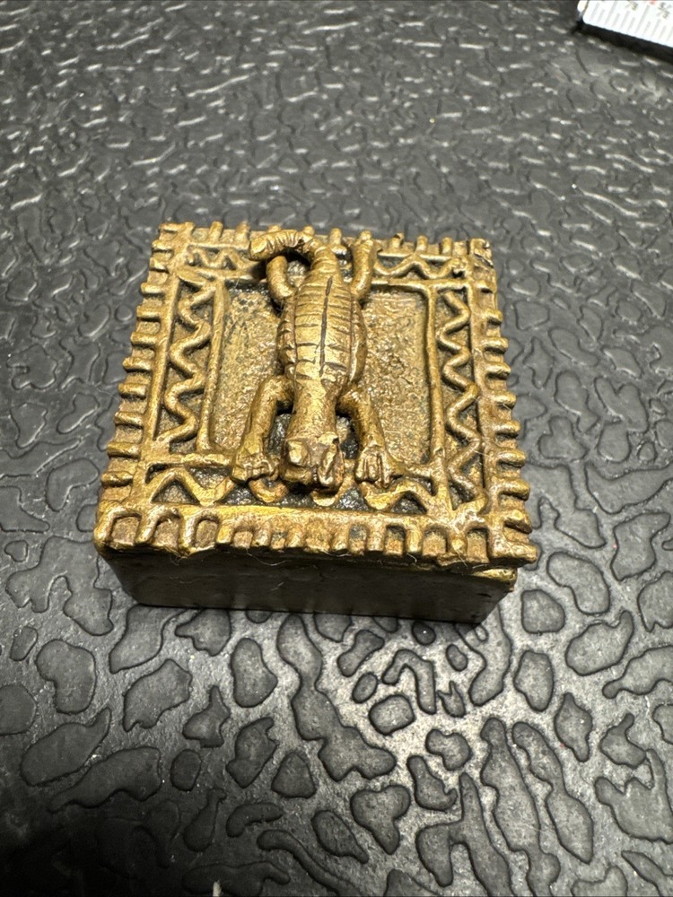 Small Handcrafted cast brass lizard pill/trinket box, about 1.5 inch square
