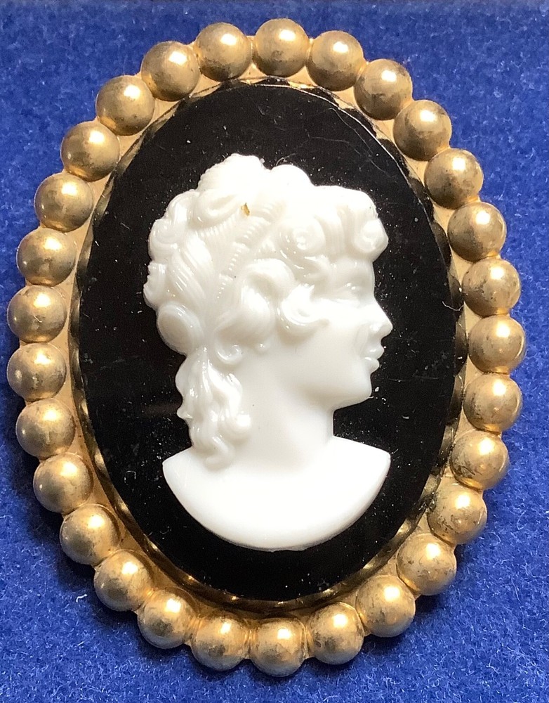 Vintage Black & White Lucite Plastic Cameo Brooch Pin
