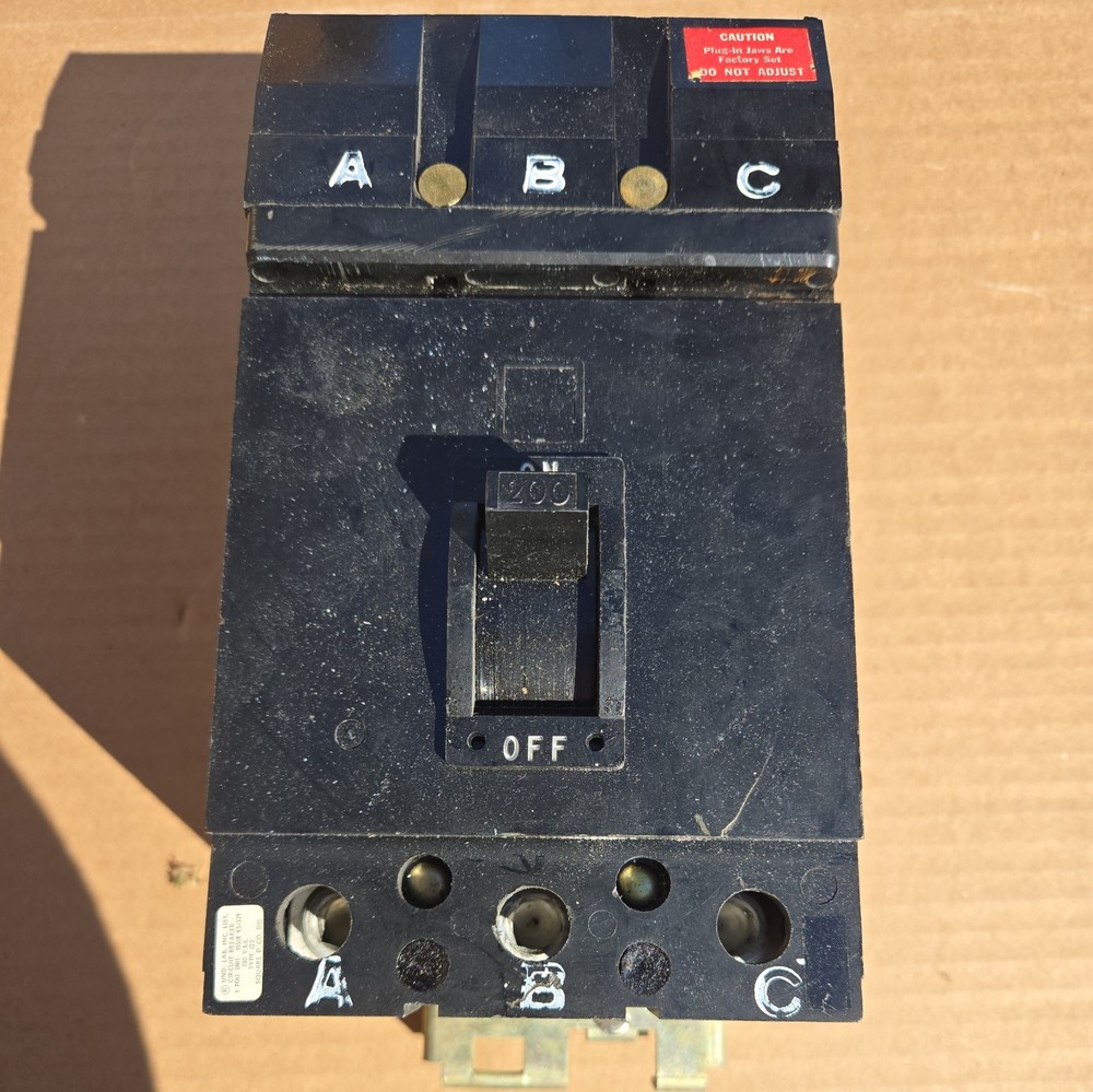 Square D Q2-32200 Q2 200 Amp 3 Pole 240VAC 10kA I-Line Circuit Breaker 3P 200A