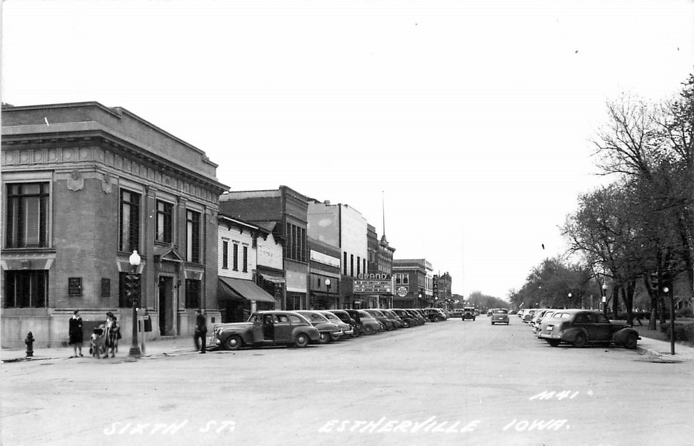 1940s Estherville Iowa Sixth Street People autos occupation RPPC Postcard 26-743