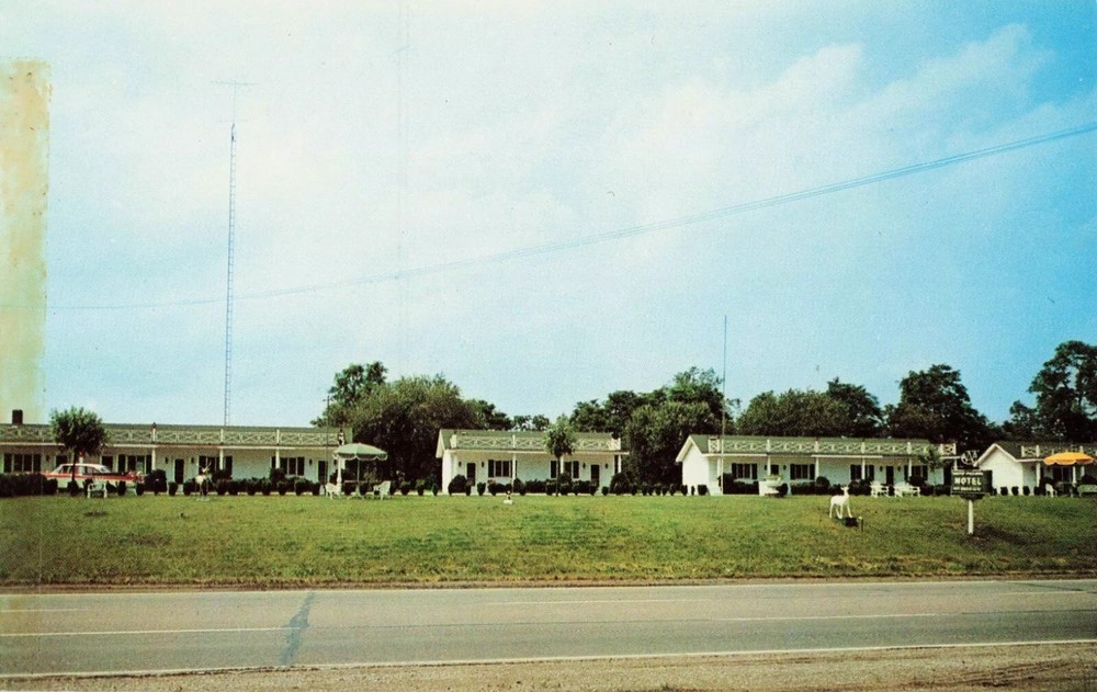 White Pillars Motel - Norwich Ohio OH - Postcard