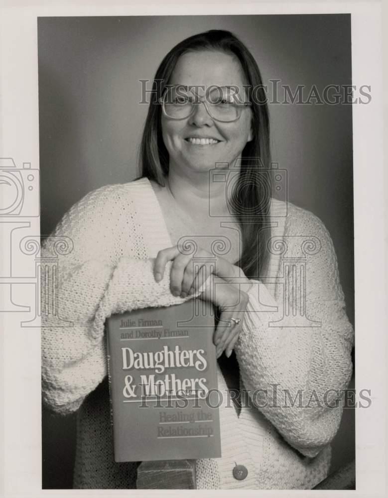1989 Press Photo Amherst Psychotherapist & Author Dorothy Firman with Book