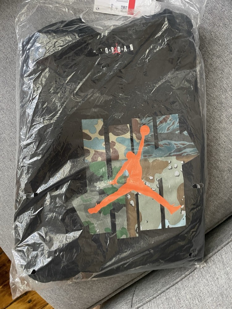 Nike Air Jordan Undefeated Strikes Tee T-Shirt Size Large Black DX4304 010 New