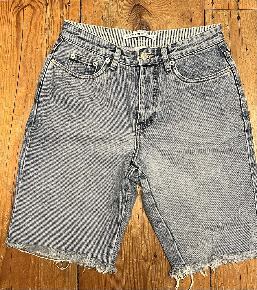 Tommy Hilfiger Women’s Size 4 Long Jean Shorts