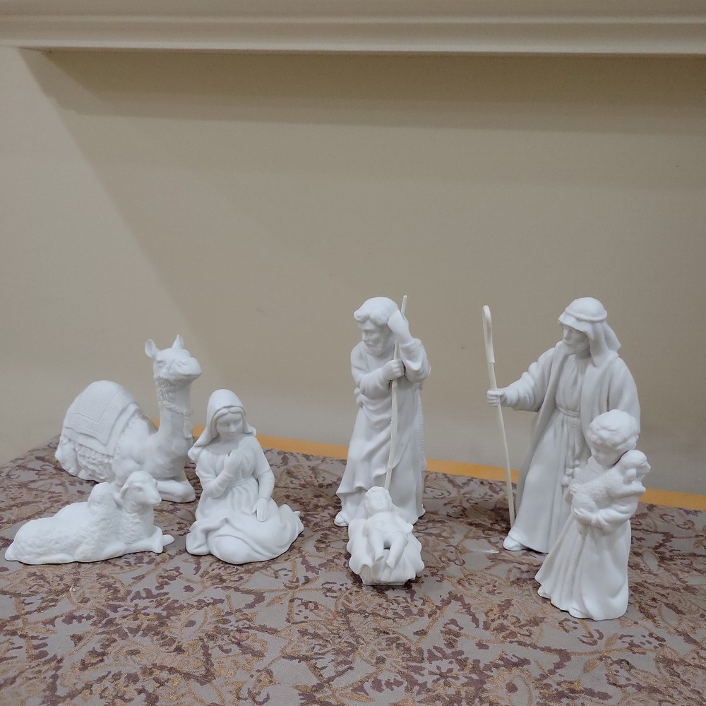 Vintage Avon white porcelain 6pc Nativity set 1980's
