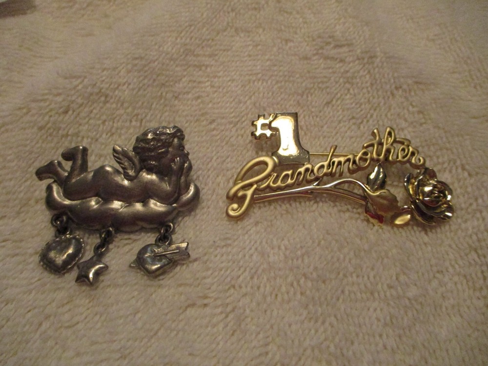 VNTG. Pin firmado AJC tono dorado #1 abuela y LCD peltre ángel en la nube-image