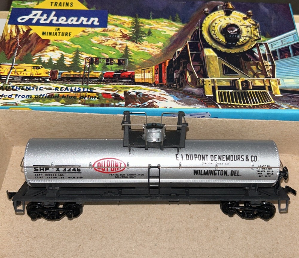 Athearn - Celanese Chemicals - 40' Chemical Tank Car # 39618