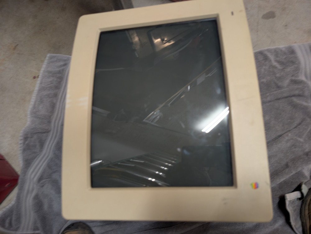 Vintage AppleColor High-Resolution RGB Monitor M1297 – Macintosh