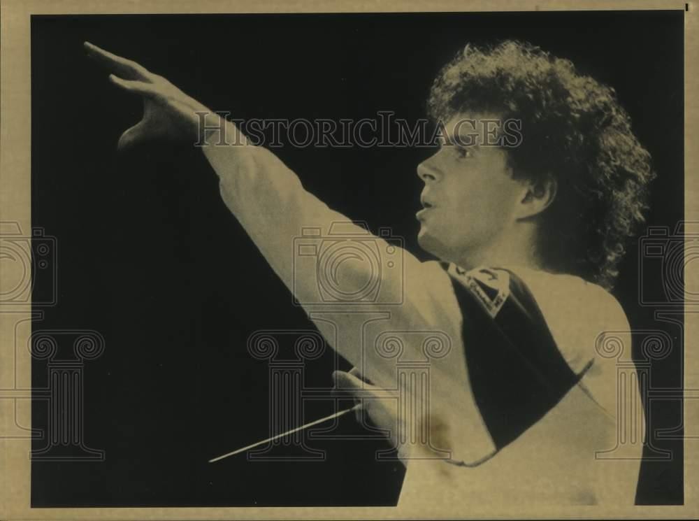 Press Photo A conductor leads his orchestra during rehearsal. - sap50766