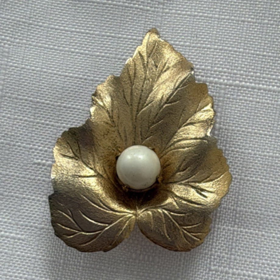 Sarah Coventry Signed Gold Tone Leaf Brooch Pin White Faux Pearl Center