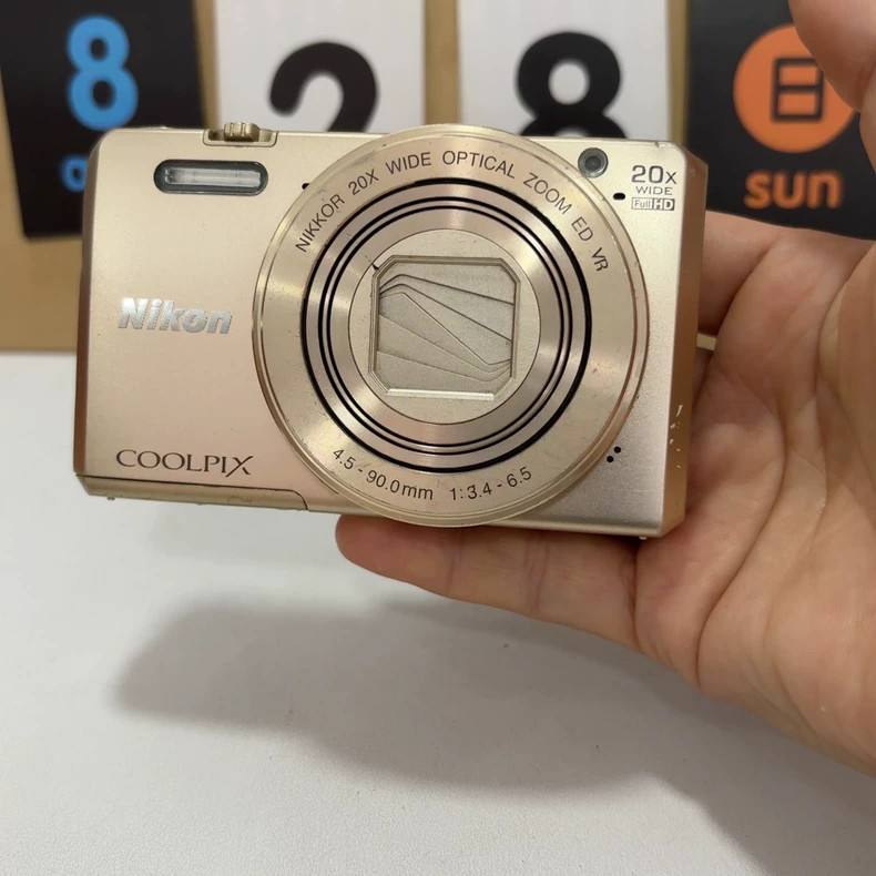 Nikon COOLPIX S7000 16.0MP Digital Camera 20x Optical Zoom Built-in Wi-Fi