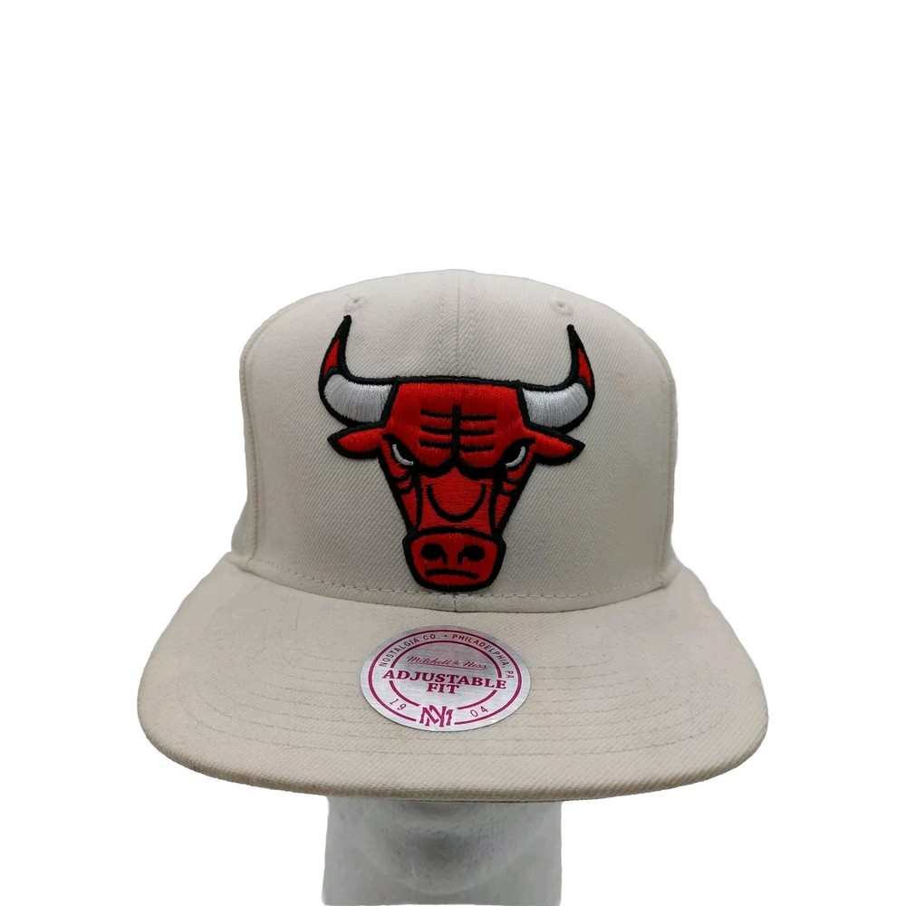 Chicago Bulls Hat White Red Mitchell and Ness Snapback Embroidered READ