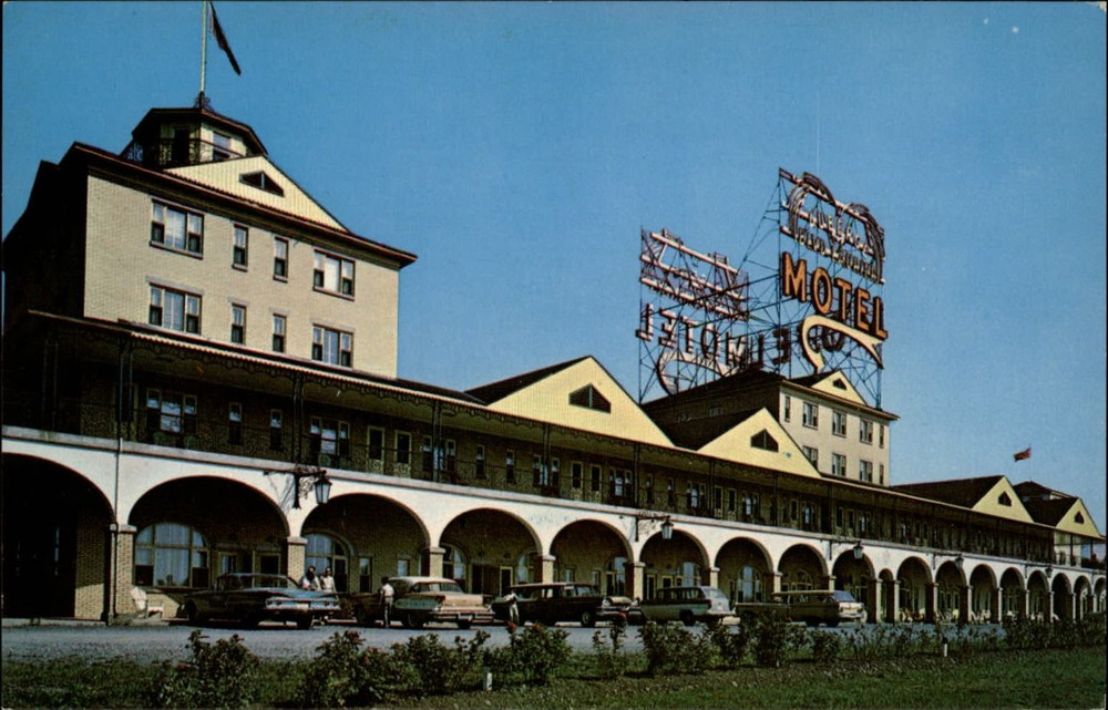 Quebec Bridge Canada ~ Motel L'Auberge Du Blvd 1950s cars ~ postcard sku349