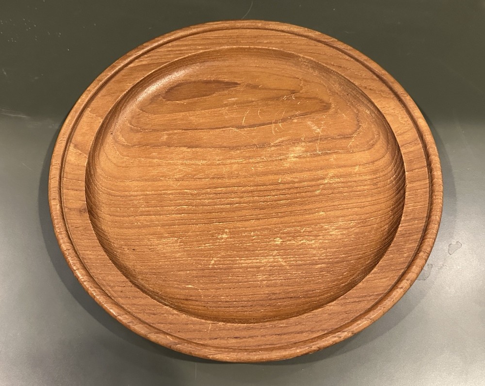 #6…Wooden Round Dinner Plate…10”. Smooth Finish Wood Grain Pattern Brown