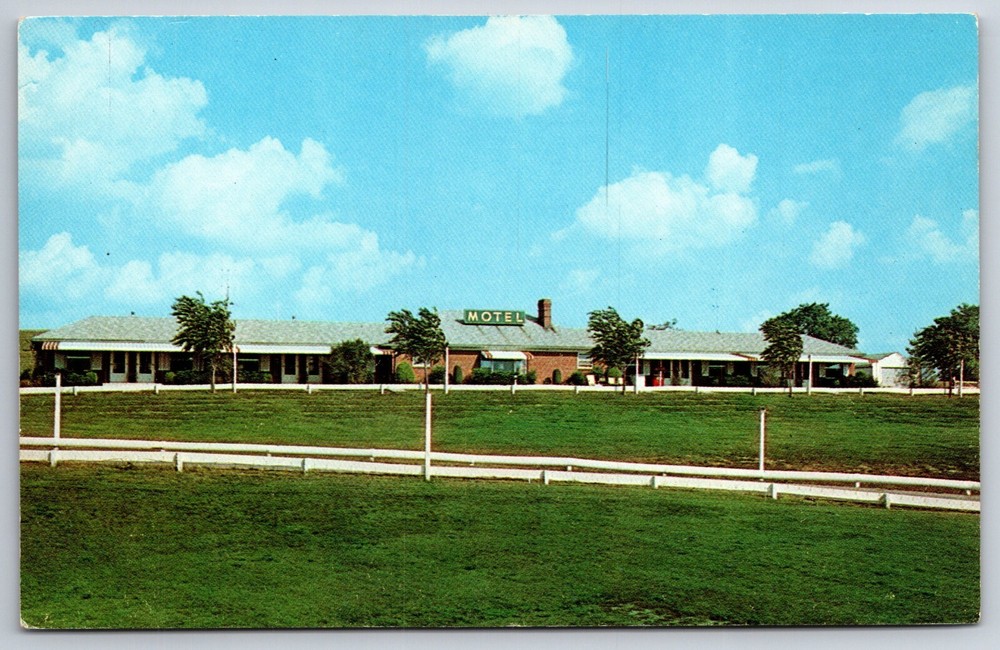 Roadside View~Franklin Indiana~Hilltop Motel On US Highway 31~Vintage Postcard