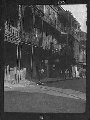 Street scene,buildings,balconies,New Orleans,Louisiana,LA,Arnold Genthe,1920 2