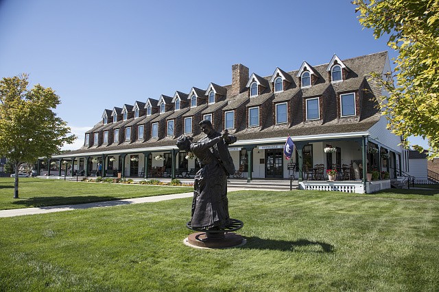 Photo:Sheridan Wyoming Sheridan Inn Hotel 1900s Historic Building Statue