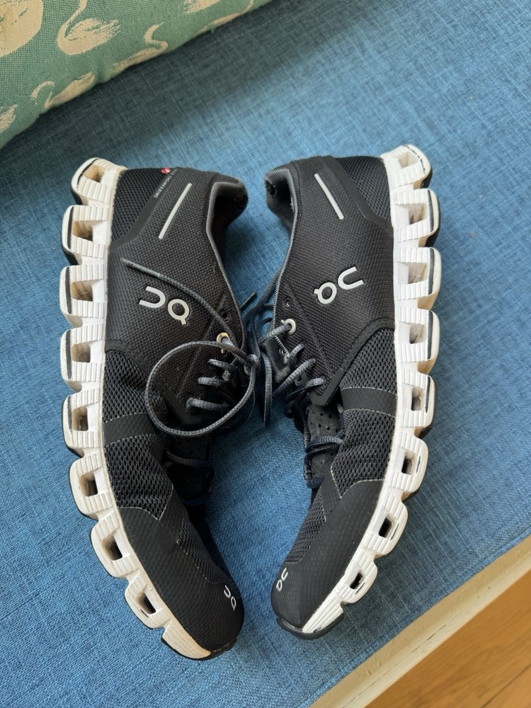 On Cloud Running Shoes M9.5 Running Shoes