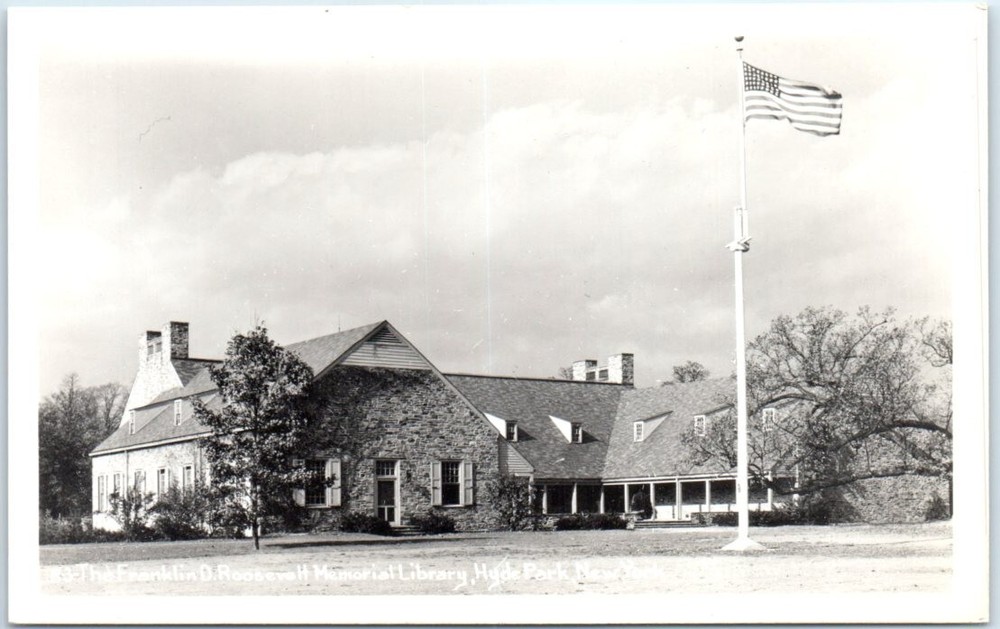 Postcard - The Franklin D. Roosevelt Memorial Library - Hyde Park, New York