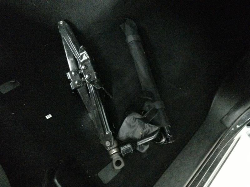 RAM1500 2013 Jack 104683250 sin bandeja de espuma sin neumático de repuesto