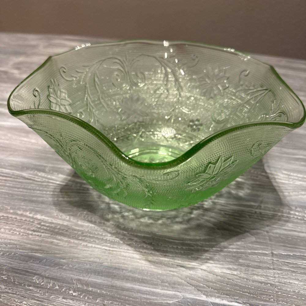 Vintage Tiara Indiana Chantilly Green 10 Inch Ruffled Salad Bowl Depression Glass