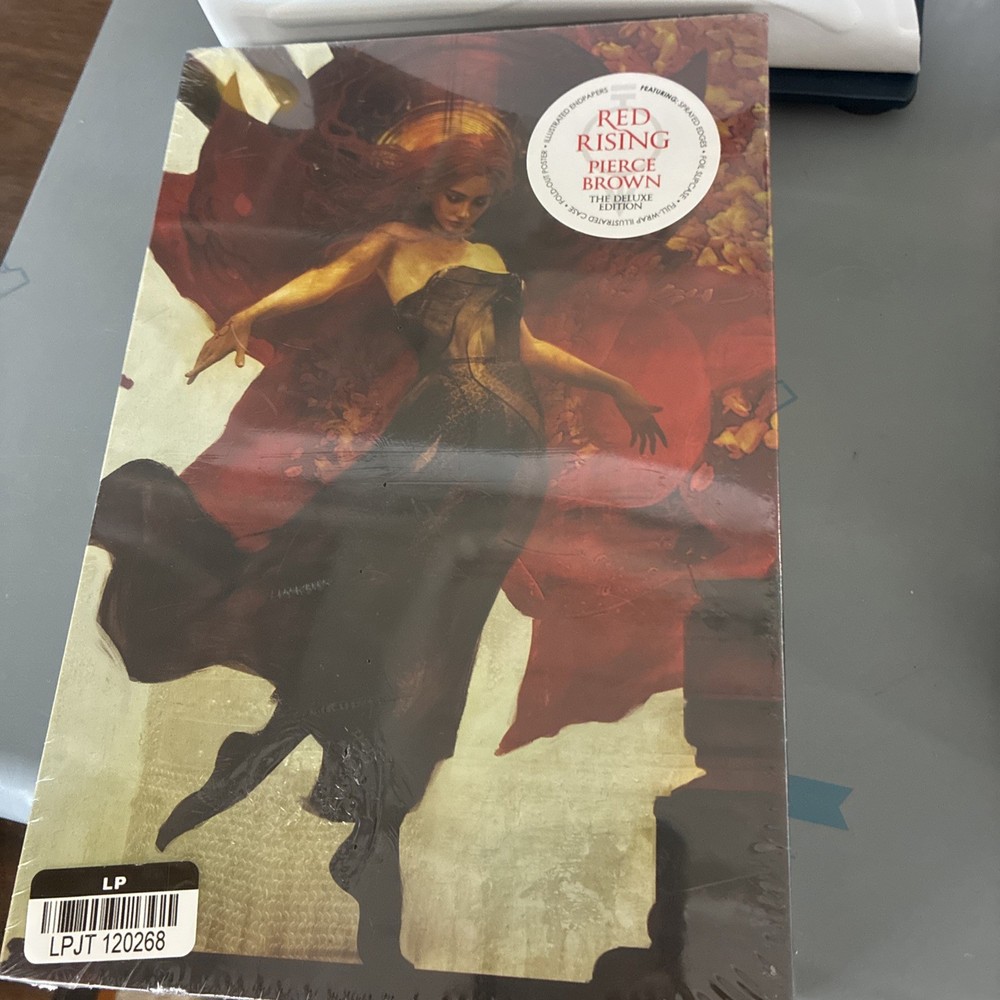 Red Rising (Deluxe Slipcase Edition) (Red Rising Series)