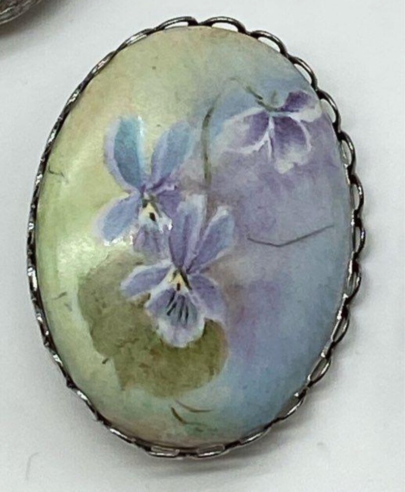 Pretty Vintage Hand Painted PURPLE VIOLETS Porcelain & Gold Tone Oval Brooch