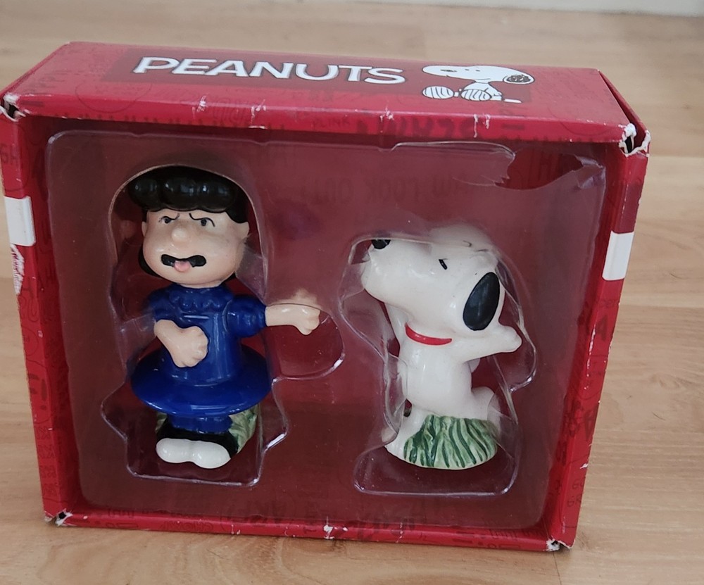 Peanuts Stoneware Salt & Pepper Shakers Snoopy Kissing Lucy. New in Box 2017